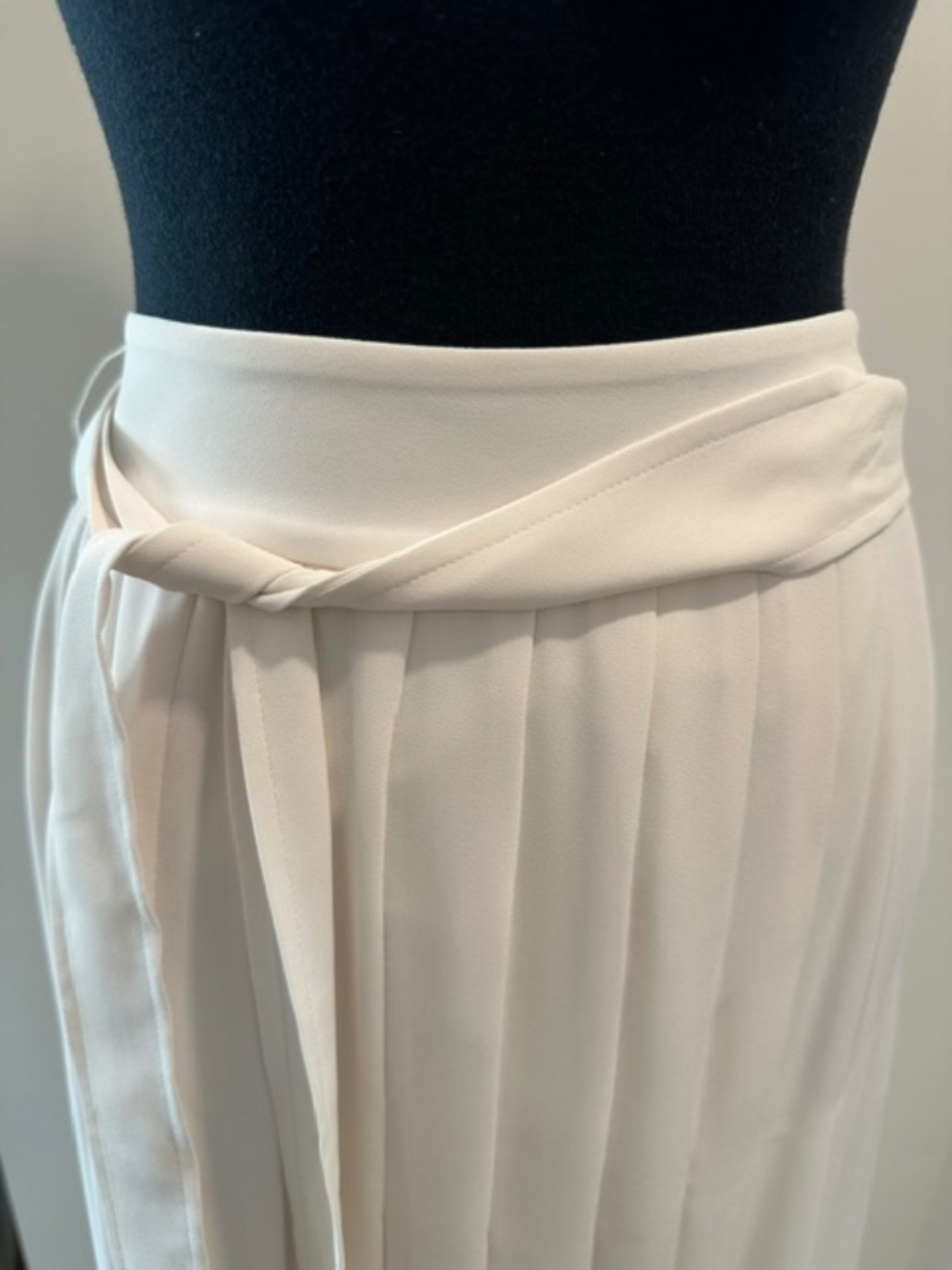 BANANA REPUBLIC NWT Ivory/White Flowy Pleated Midi Skirt, Size 6